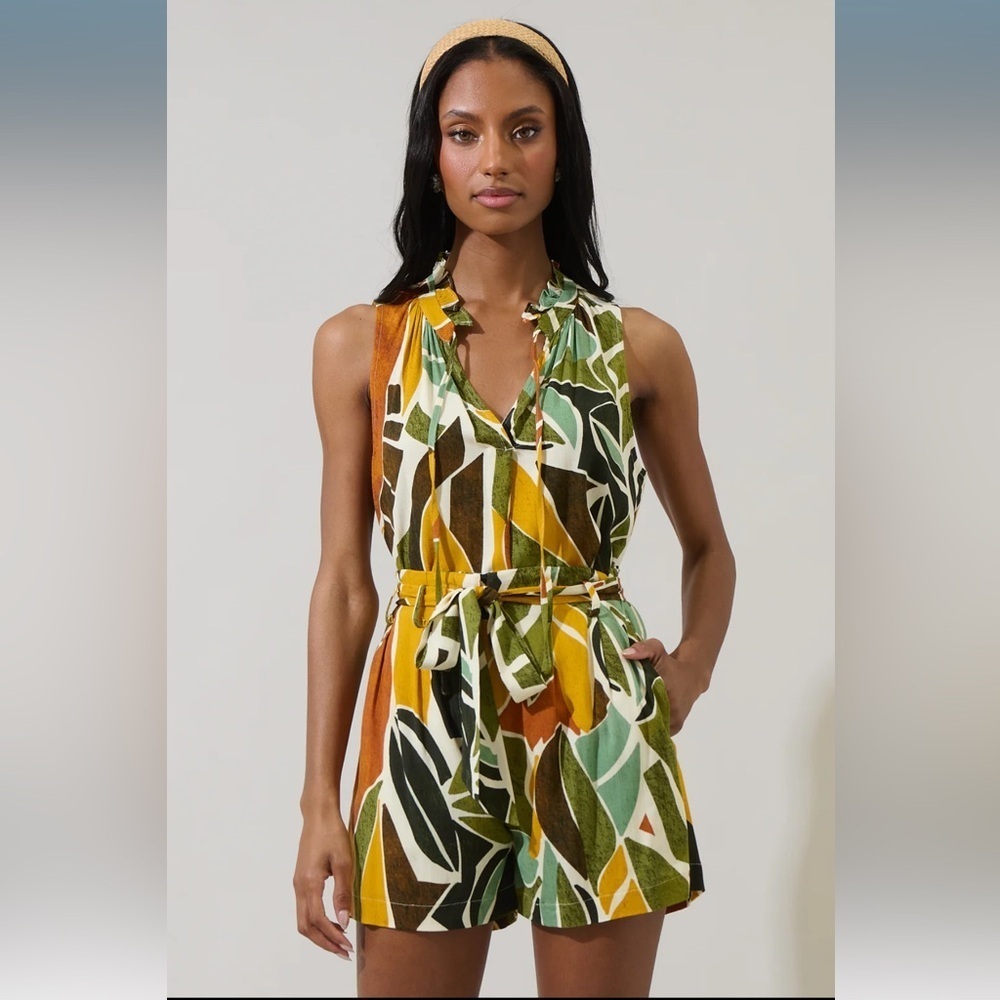 SugarLips Renia Tropical Miley Sleeveless Blouse & Wave High Waisted Shorts Set - Picture 2 of 9